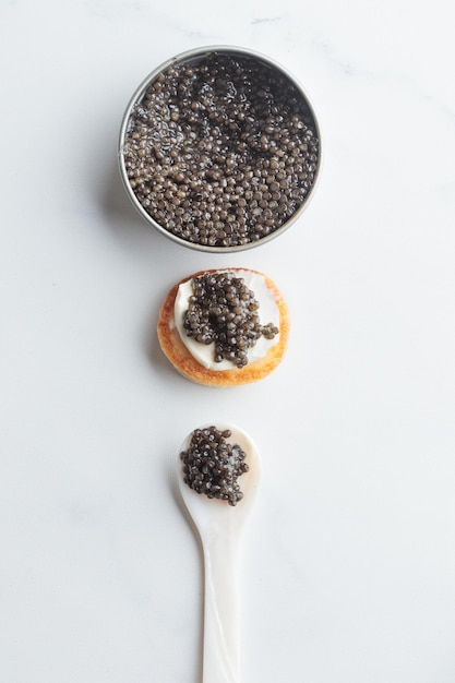Foto vista superior de mini panqueca de caviar preto e aperitivo