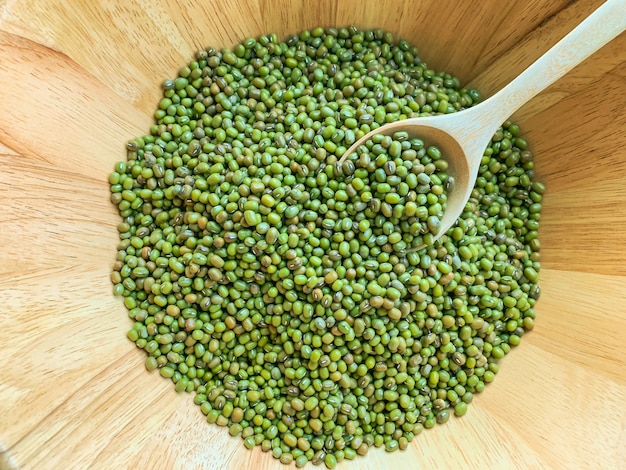 Foto vista superior de muitos mungbean ou feijão verde em bacias de madeira