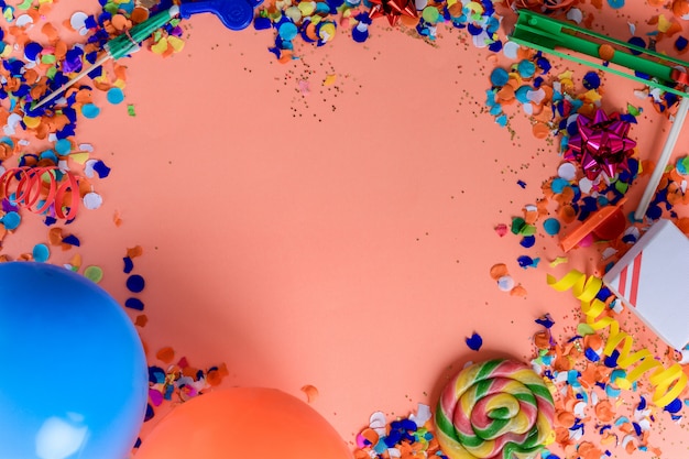 Vista superior de objetos de festa de aniversário em fundo colorido
