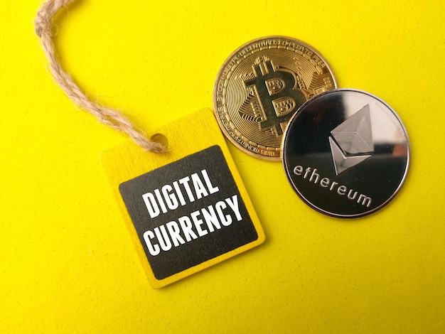 Vista superior de ouro bitcoin prata ethereum e placa colorida com texto DIGITAL MOEDA em fundo amarelo