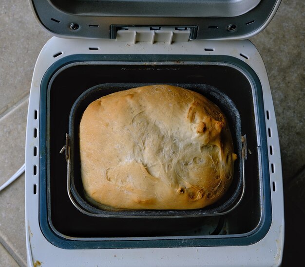 Foto vista superior de pão branco fresco assado na máquina de pão