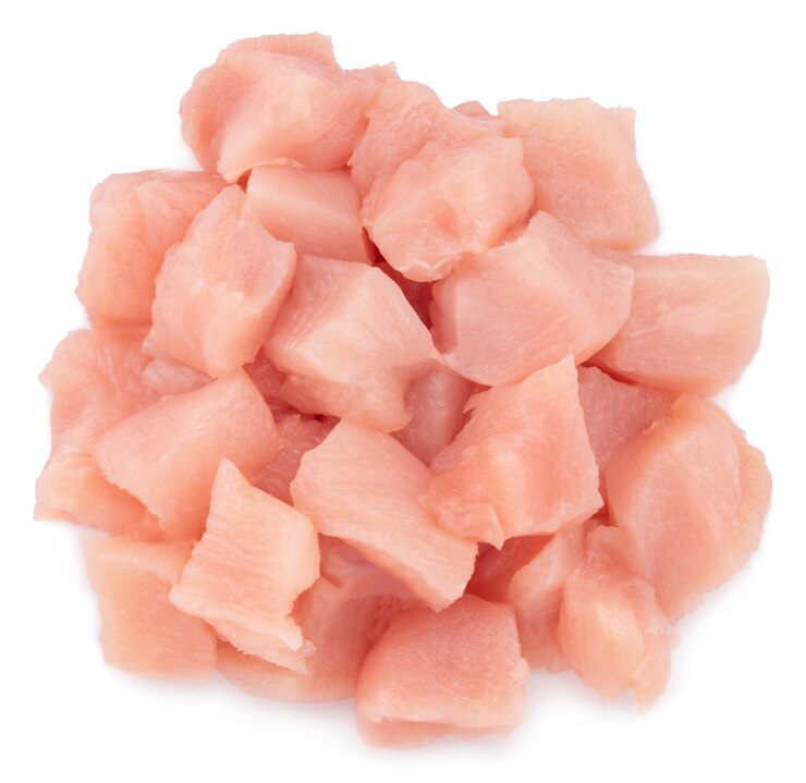 Vista superior de pedaços de filé de frango cru isolados no branco.