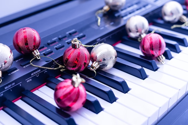 Vista superior de perto do teclado de piano e decoração de Natal