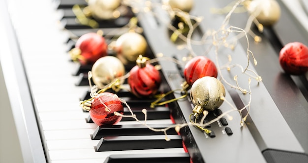 Vista superior de perto do teclado de piano e decoração de natal