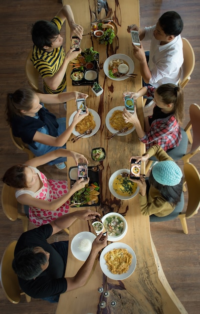 Vista superior, de, pessoas, desfrutando, jantar, com, amigos