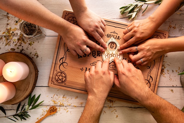 Foto vista superior de pessoas usando o tabuleiro ouija