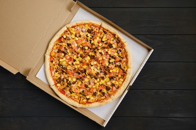Vista superior de pizza com carne picada de carne bovina, tomate, cebola e cheddar
