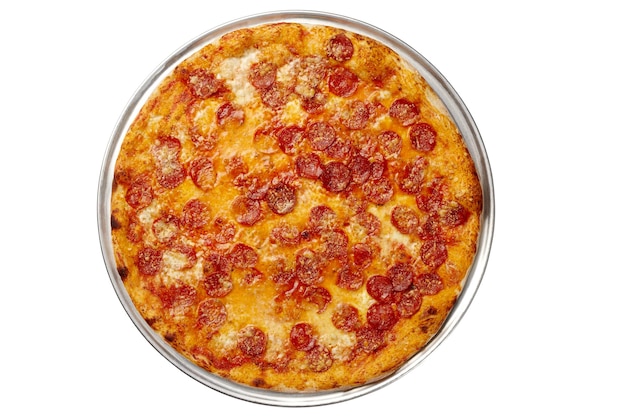 Vista superior de pizza de calabresa com molho de tomate e salsicha mussarela derretida isolada no branco