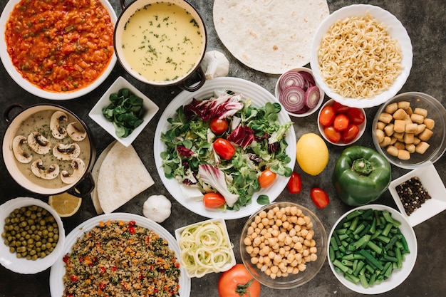 Foto vista superior de pratos com salada e macarrão