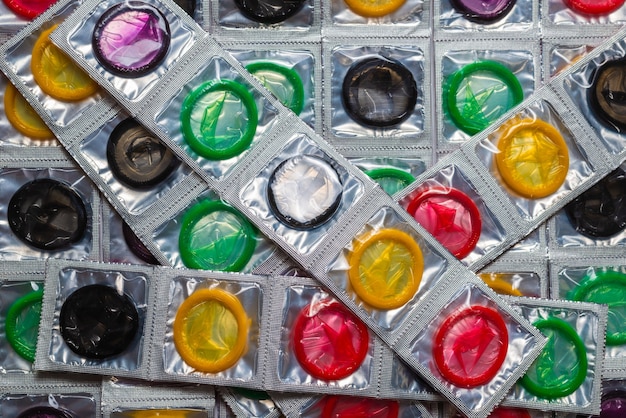 Vista superior de preservativos coloridos