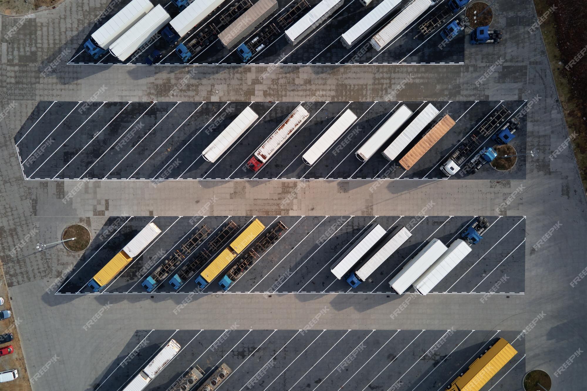 A vista superior do caminhão do estacionamento para na área de