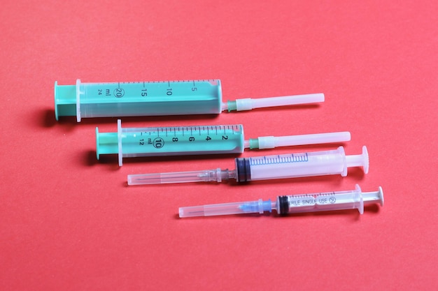 Vista superior de seringas médicas em fundo colorido Conceito de cuidados de saúde com espaço de cópia