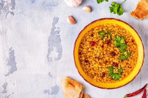 Vista superior de sopa de lentilha culinária vegana em tigela