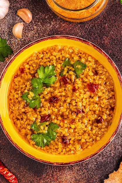 Vista superior de sopa de lentilha culinária vegana em tigela