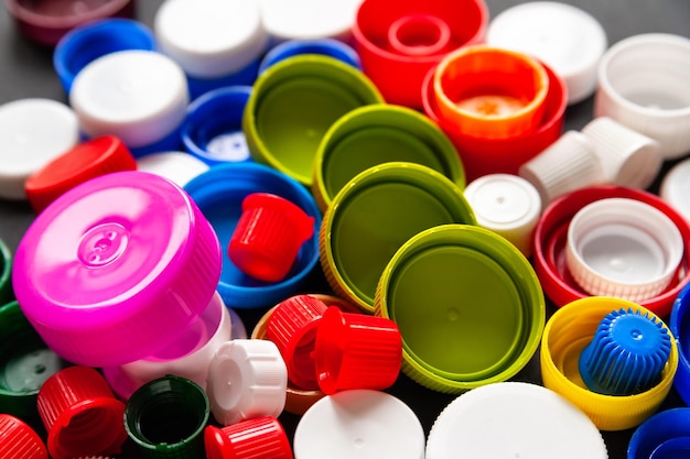 Vista superior de tampas de PET coloridas Tampas de garrafas plásticas recicladas Coleta seletiva de lixo