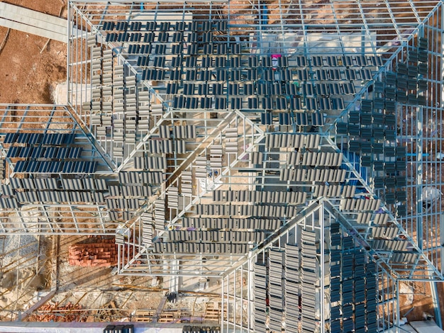 Vista superior de telhas de concreto ou cimento CPAC no novo telhado estão em construção edifício residencial Infraestrutura da casa no canteiro de obras