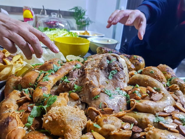 Foto vista superior de tripes vazios e pernas com limão e ervas em fundo preto na mesa prontos para serem comidos