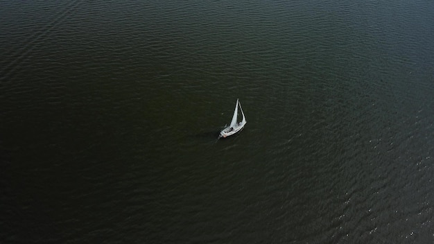 Vista superior de um barco navegando no lago