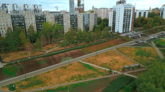 Foto vista superior de um beco do parque em uma área residencial da cidade, vista de uma cidade com edifícios residenciais e