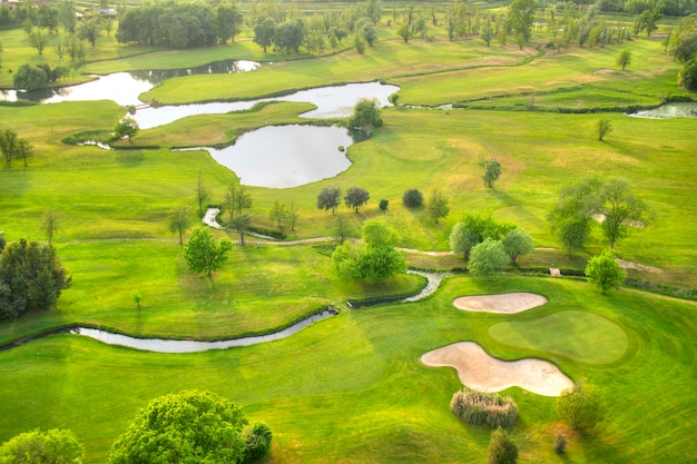 Vista superior de um campo de golfe