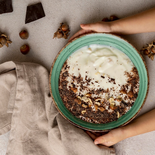 Foto vista superior de um delicioso iogurte com chocolate