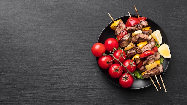 Foto vista superior de um delicioso kebab com tomates e copie o espaço