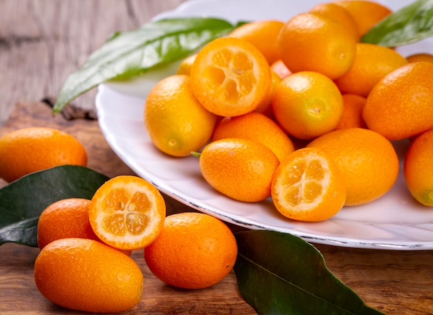 Vista superior de um feixe de kumquats frescos no mercado de alimentos orgânicos