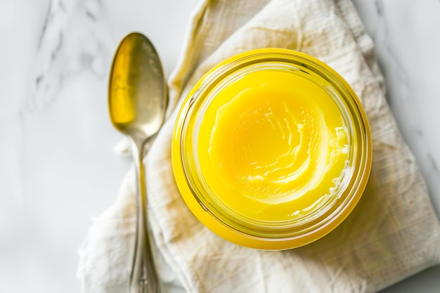 Foto vista superior de um frasco de ghee em um guardanapo de linho com uma colher gerada pela ia