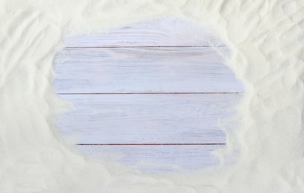 Vista superior de um fundo de madeira clara com fundo de placa de composição de verão de areia e areia ao redor