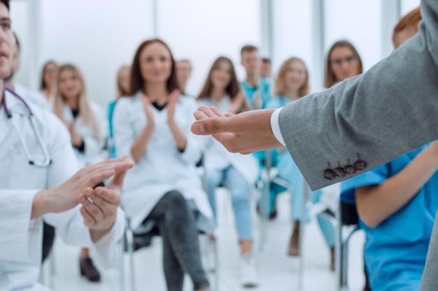 Foto vista superior de um grupo de médicos sorridentes apontando para você