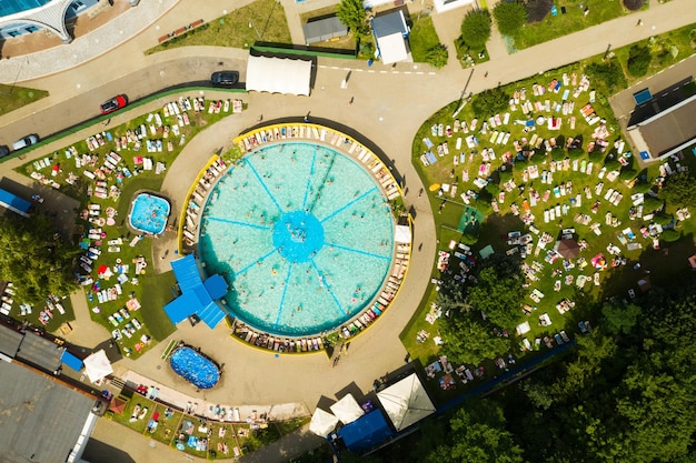 Vista superior de um local ao ar livre para as pessoas relaxarem onde há uma piscina e muitas espreguiçadeiras