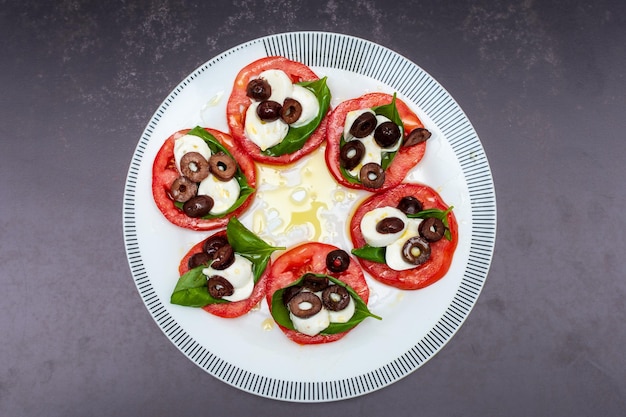 Vista superior de um manjericão de tomate bocconcino e salada de azeitona