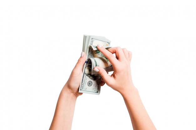 Vista superior de um pacote de dinheiro em mãos femininas. Imagem de contar dólares em branco isolado