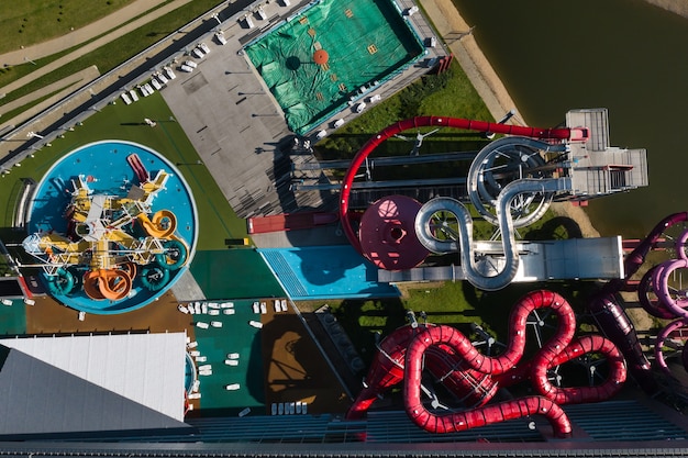 Foto vista superior de um parque aquático coberto com escorregadores e uma piscina em minsk.