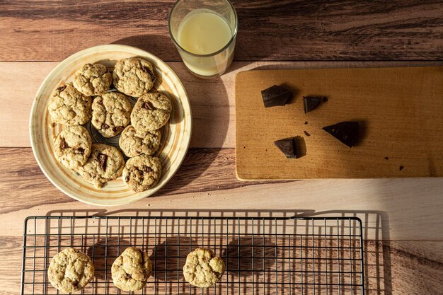 Vista superior de um prato com vários biscoitos de chocolate iluminados pela luz de uma janela