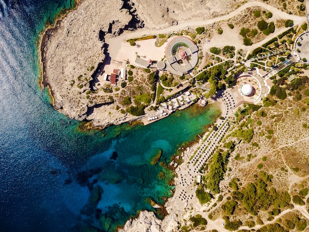 Vista superior de uma cidade portuária e mar exótico.