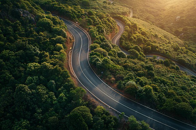 vista superior de uma estrada de montanha moderna