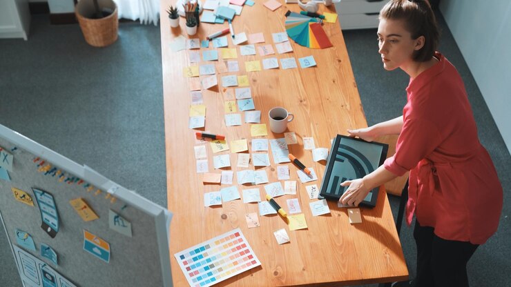 Foto vista superior de uma mulher de negócios segurando um tablet com design de logotipo em um simpósio de reunião
