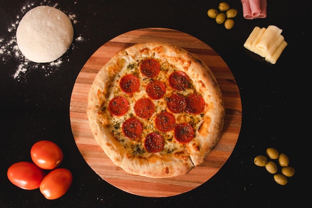 Vista superior de uma pizza de pepperoni com borda recheada com coberturas ao redor