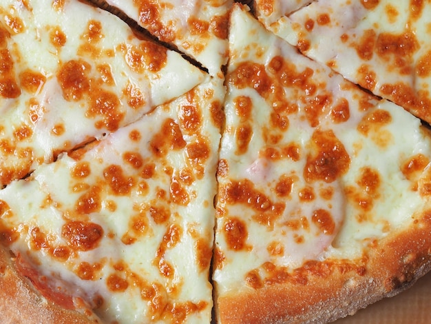 Vista superior de uma pizza de presunto e queijo. Delicioso e nutritivo prato da Itália
