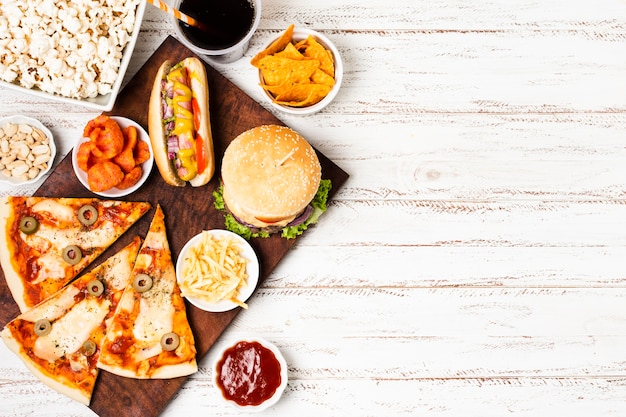 Vista superior de uma refeição de fast food com espaço de cópia