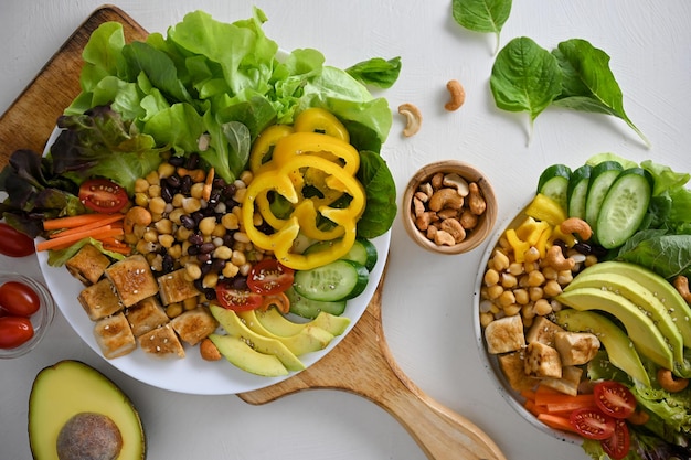 Foto vista superior de uma saudável salada fresca verde com tofu grelhado pimentão doce grão de bico salada verde