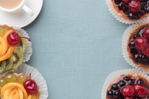 Foto vista superior de uma variedade de tortas de frutas com café