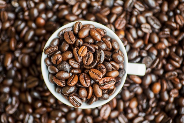 Vista superior de uma xícara cheia de grãos de café