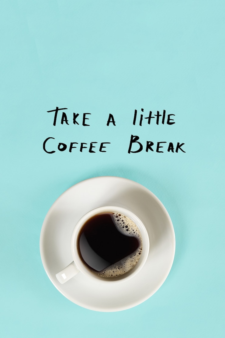 Foto vista superior de uma xícara de café preto e letras de uma pequena pausa para o café isoladas sobre fundo azul
