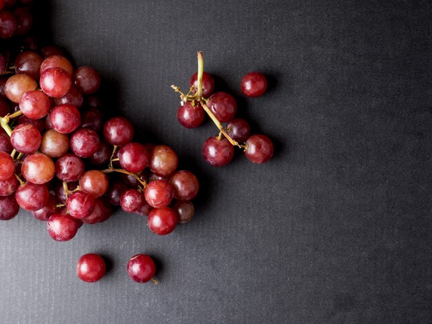 Vista superior, de, uvas vermelhas, ligado, um, experiência preta