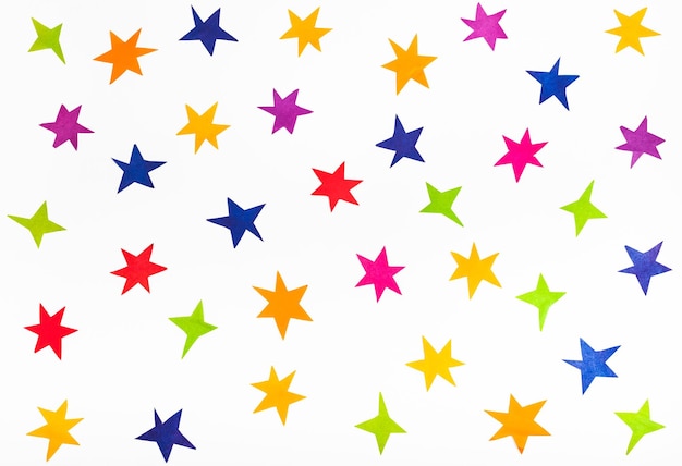 Foto vista superior de várias estrelas recortadas em papel colorido