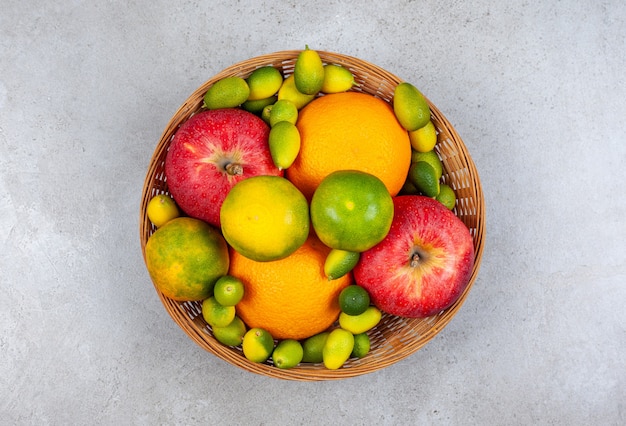 Vista superior de vários tipos de frutas frescas na cesta.