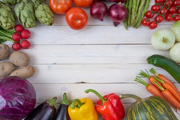 Vista superior de vegetais crus para cartazes e menus de comida saudável.