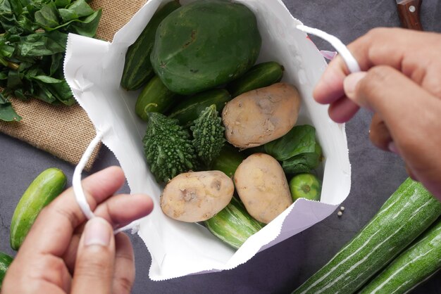 Vista superior de vegetais em uma sacola de papel no chão